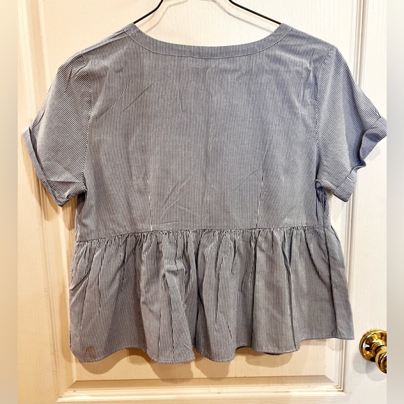 American Eagle Outfitters cropped blue/ white striped top.Embroidered bib Size L - Picture 4 of 4